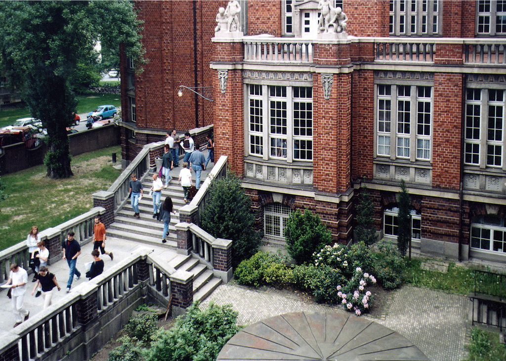 A view of Beyer-Bau atu TU Dresden from top. Students are entring and leaving the building.